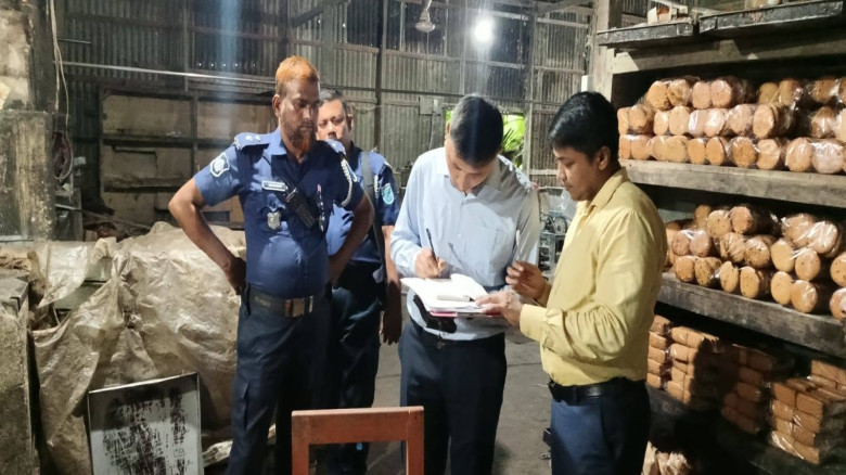ফরিদপুরের ভাঙ্গায় মোবাইল কোর্টের অভিযান: অস্বাস্থ্যকর খাদ্য উৎপাদন ও বিক্রির দায়ে দুই ব্যবসায়ীকে জরি
