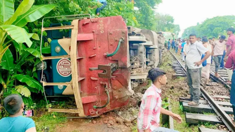 সিলেটে উদয়ন এক্সপ্রেস’সহ চারটি বগি লাইনচ্যুত, রেল যোগাযোগ বিচ্ছিন্ন।