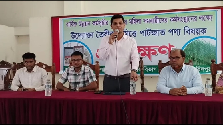 স্বাবলম্বী নারীর স্বপ্ন গড়তে বোয়ালমারীতে পাটজাত পণ্যের কর্মশালা