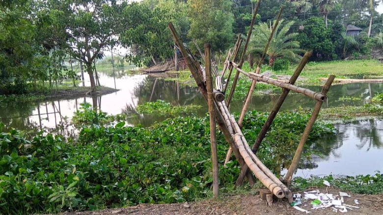 বোয়ালমারীর টুংরাইল: ১৭ বাড়ির মানুষের ভরসা ১৯ সাঁকো