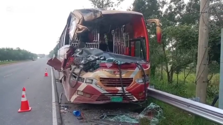 ভাঙ্গায় দুটি বাসের সংঘর্ষে পুলিশ কর্মকর্তার স্ত্রী  নি-হ-ত, আহত-১৫ জন